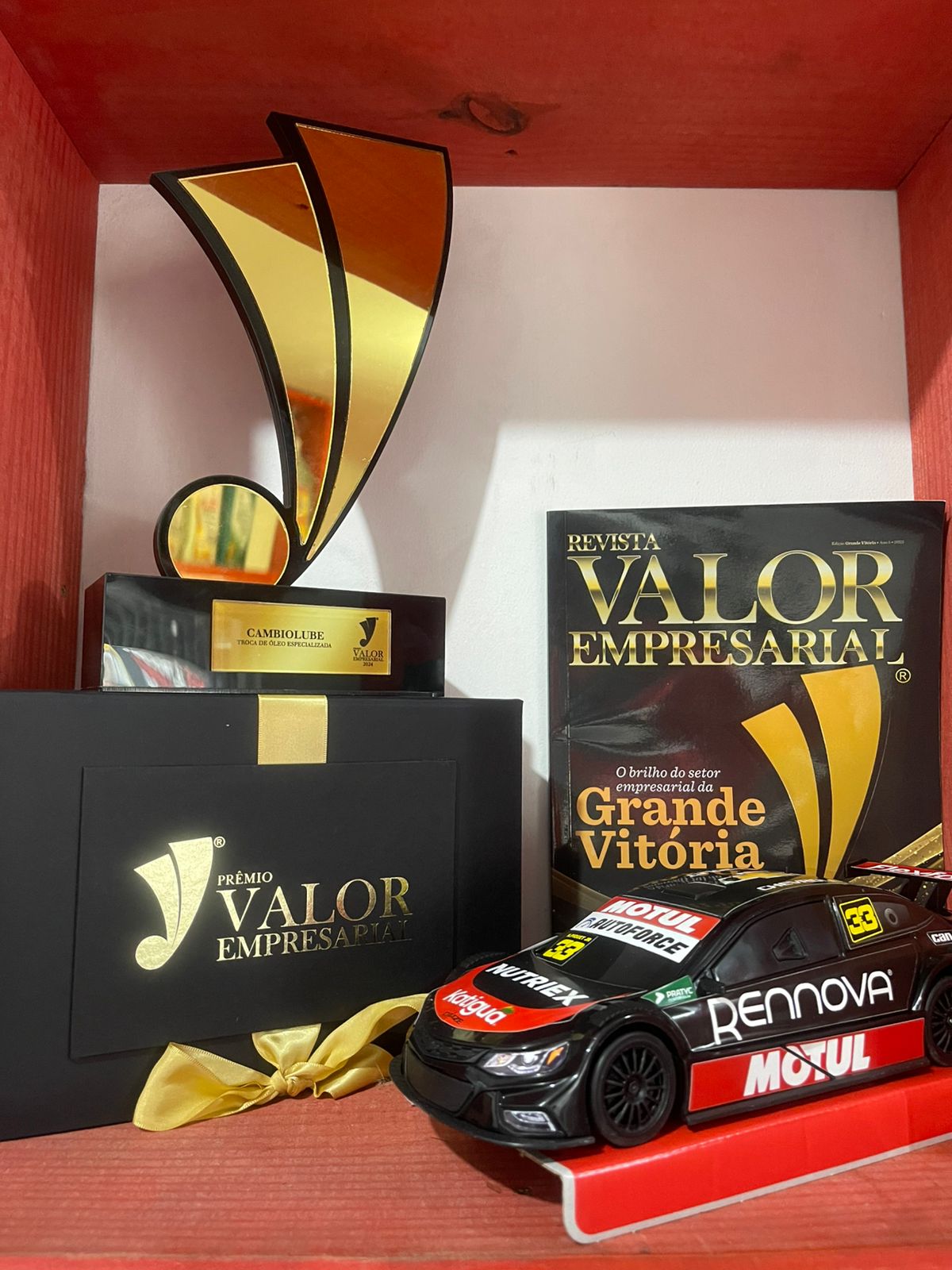 Troféu do Prêmio Valor Empresarial 2024 recebido pela CambioLube